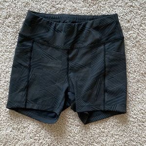 Oiselle Firecracker Reflective Shorts - Black Cirrus Print - Size 4